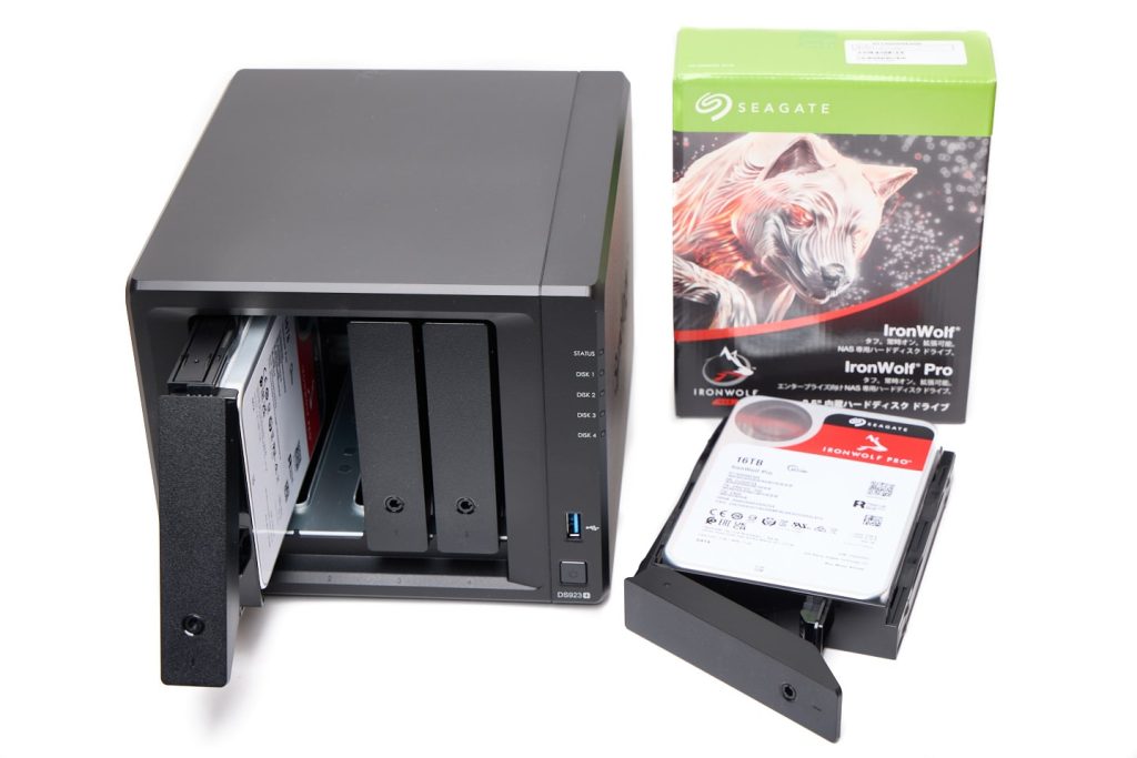 Synology NAS с устанавливаемым жёстким диском Seagate IronWolf Pro на 16 ТБ.