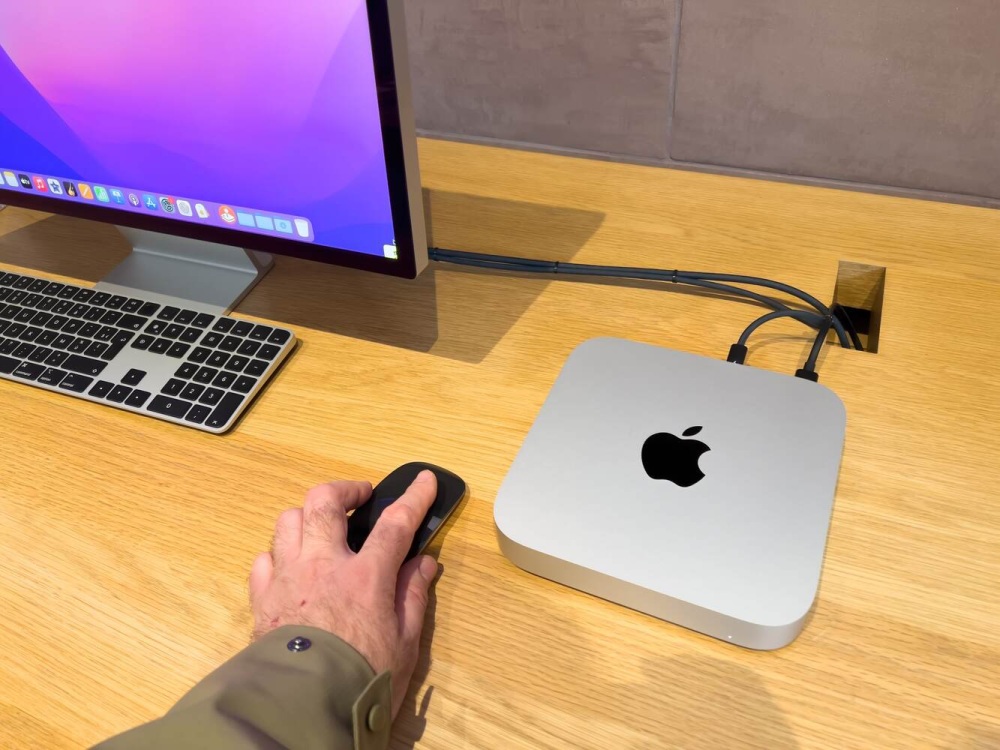 Мужчина работает на новом компьютере Mac Mini с новым процессором