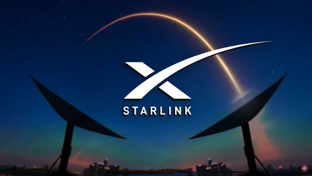 Логотип Starlink с ракетой SpaceX, запускающейся на заднем плане, и двумя спутниковыми антеннами на переднем плане.