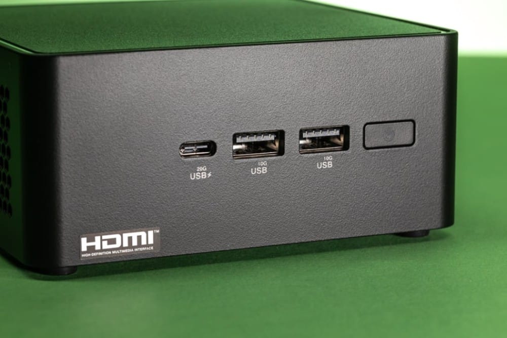 Близкий план стильного черного устройства с HDMI и USB-портами на зеленом фоне.