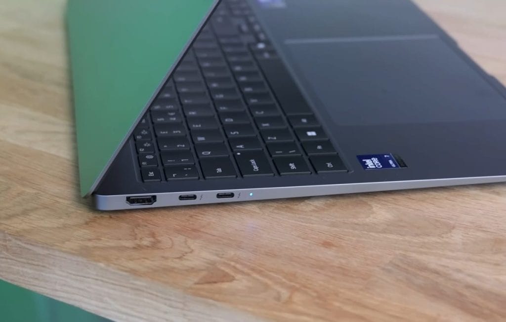 Лептоп Samsung Galaxy Book 5 Pro с USB и Thunderbolt портами на деревянном столе.