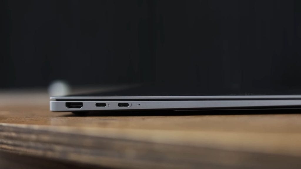 Samsung Galaxy Book 5 Pro с USB-C и HDMI портами на деревянной поверхности