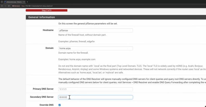 Экран настройки pfSense, отображающий общую информацию, такую как имя хоста и настройки DNS-серверов.