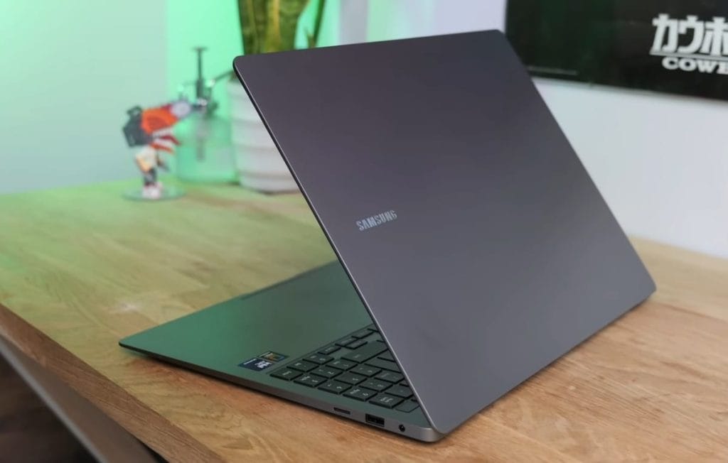 Современный ноутбук Samsung Galaxy Book 5 Pro на деревянной поверхности, показывающий его стильный дизайн и порты подключения.