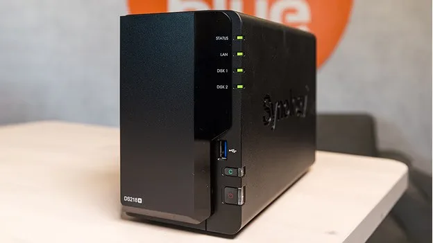 Сетевое хранилище Synology DiskStation DS218+ с индикаторами питания и статуса.