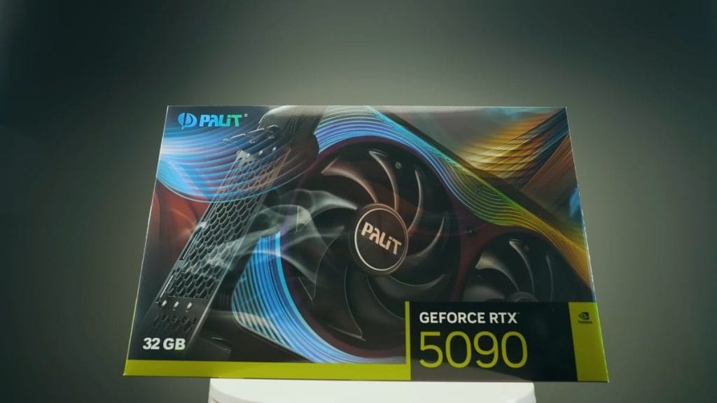 Коробка видеокарты Palit GeForce RTX 5090 с 32 ГБ памяти, инновационный дизайн с вентилятором.