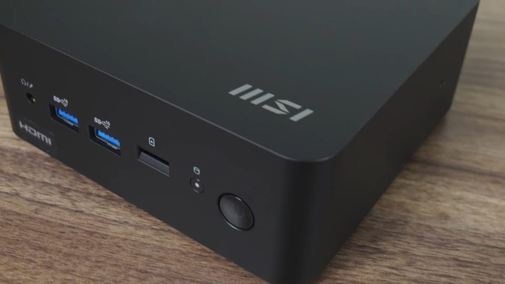 Близкий план мини ПК MSI с USB-портами и HDMI на деревянной поверхности.