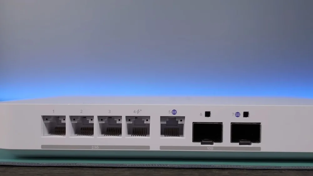 UniFi UCG Fiber с несколькими портами Ethernet, обозначенными для подключения 2.5G и 10G, используемый для высокоскоростной сети.