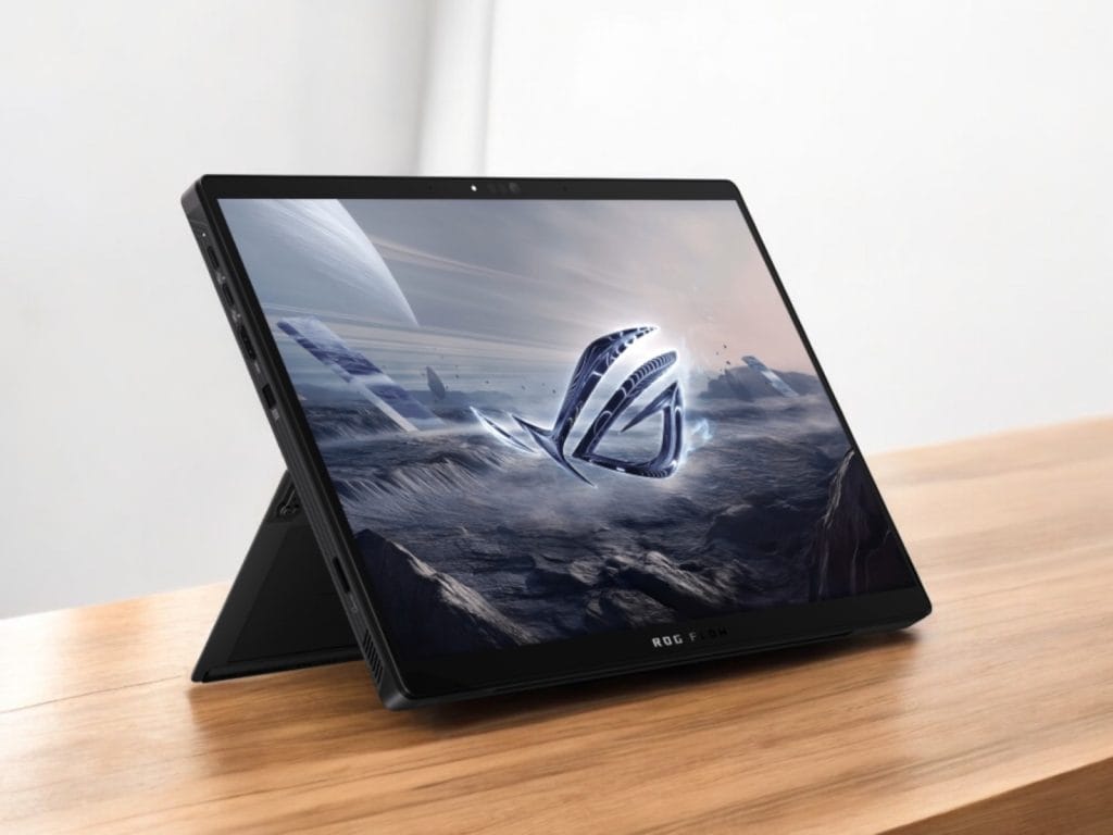 Asus Flow Z13 2025. Утончённый ноутбук Asus ROG Flow с изображением инопланетного пейзажа на деревянном столе.