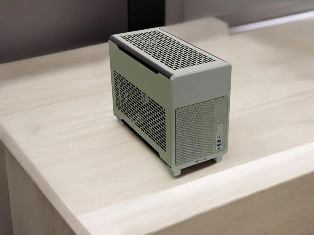 Thermaltake TR100 SFF Компактный настольный ПК современного дизайна на деревянном столе.
