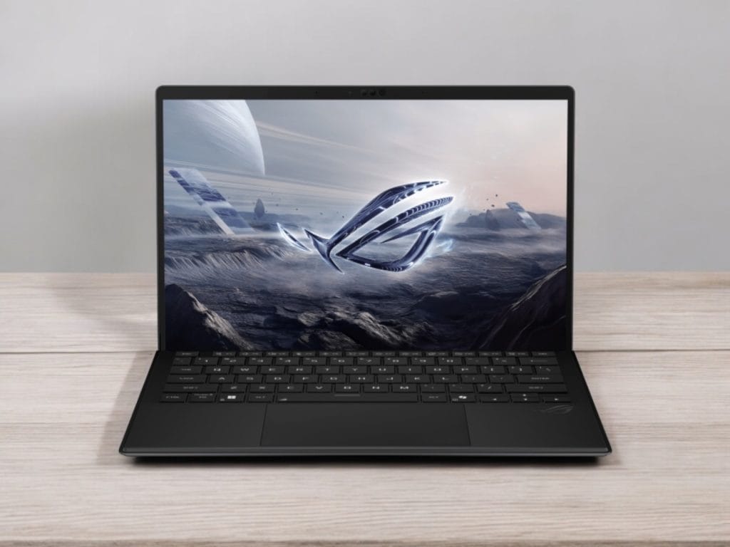 Asus ROG Flow Z13 2025. Слайковый ноутбук с футуристичным дизайном, на экране которого отображаются графические изображения в космической тематике.