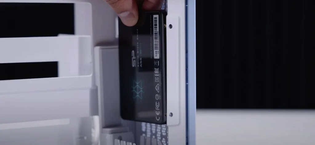 Thermaltake TR100 SFF Близкий план установки SSD в корпус компьютера, демонстрирующий оборудование для повышения производительности.