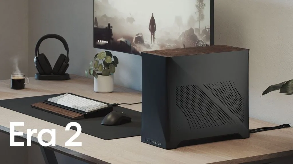 Fractal Design Era 2 Стильная игровая установка с элегантным корпусом компьютера, механической клавиатурой и наушниками на современном столе.