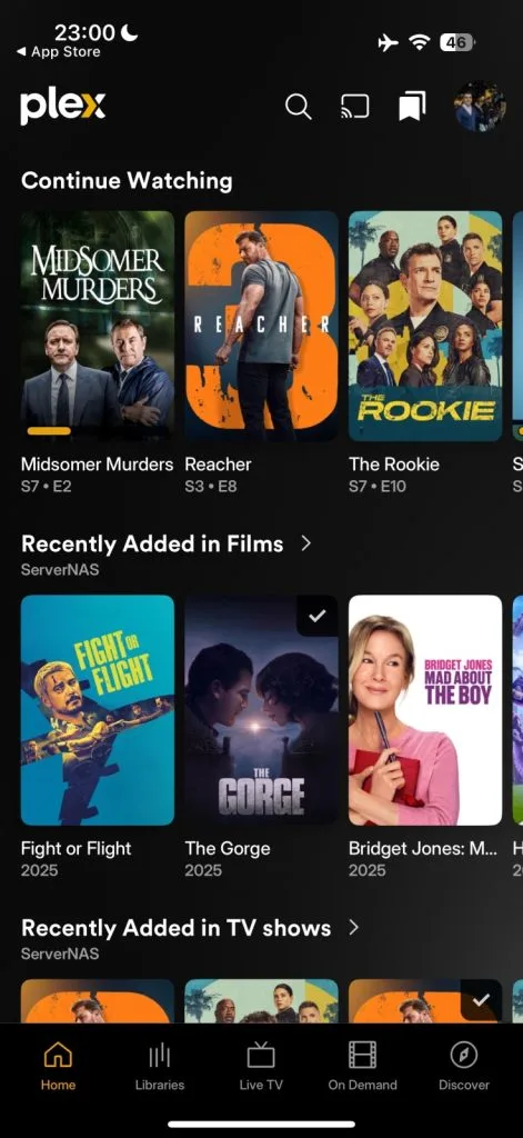 Скриншот приложения Plex, показывающий различные доступные для стриминга сериалы и фильмы, включая такие названия, как Убийства в Мидсомере, Ричер и Бриджет Джонс: Сумасшедшая о любви.