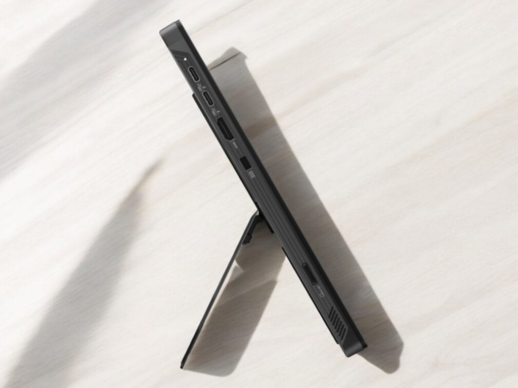 Asus Flow Z13 2025. Элегантный планшет с портами и подставкой, установленный на светлой деревянной поверхности.