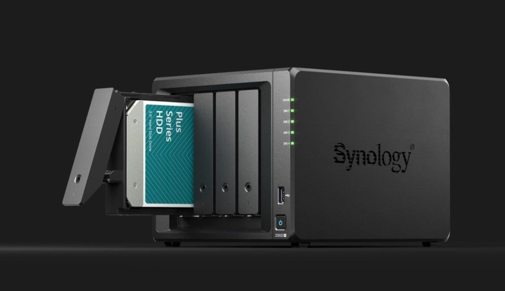 Устройство Synology NAS с жёстким диском, установленным в первый из четырёх отсеков для дисков