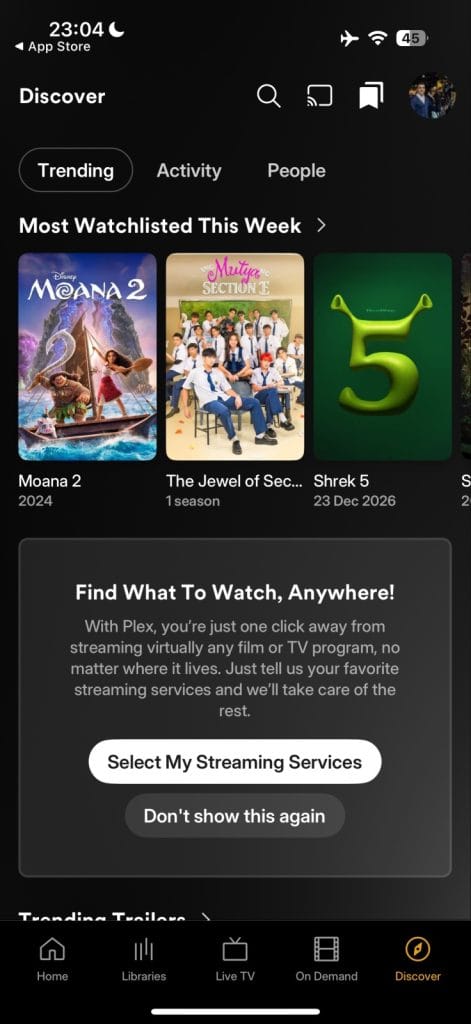 Plex Интерфейс потокового приложения, показывающий популярные фильмы и сериалы, включая Ману 2 и Шрека 5, с акцентом на поиск контента для просмотра.