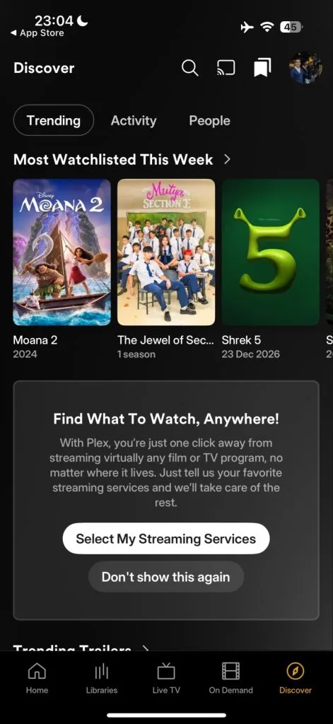 Plex Интерфейс потокового приложения, показывающий популярные фильмы и сериалы, включая Ману 2 и Шрека 5, с акцентом на поиск контента для просмотра.