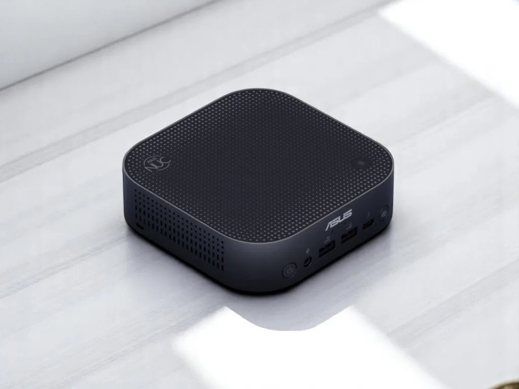 ASUS NUC 14 Pro AI. Компактный чёрный мини-ПК ASUS с USB-портами и кнопкой питания на светлой поверхности