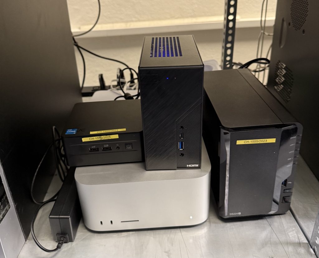 На этом фото видно, насколько компактен DeskMini X600 по сравнению с Intel NUC 13 Pro, Mac Studio M1 Max и NAS Synology DS224+.