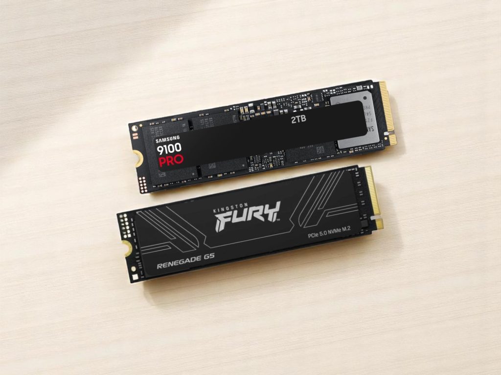 Два M.2 NVMe SSD на светлом деревянном фоне, включая Samsung 9100 PRO 2ТБ и Kingston Fury Renegade G5 PCIe 5.0 NVMe