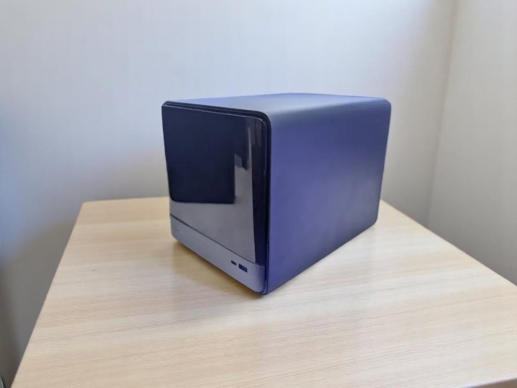 Minisforum N5 Pro NAS. Элегантное черно-синее устройство сетевого хранения данных на деревянном столе