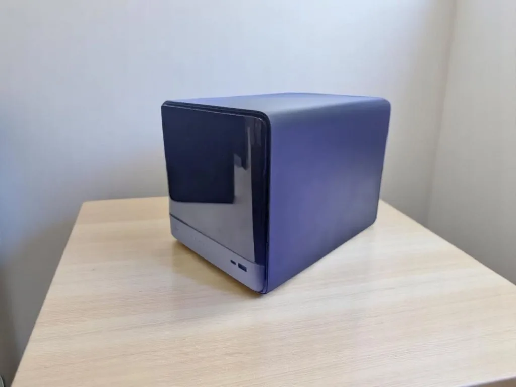 Minisforum N5 Pro NAS. Элегантное черно-синее устройство сетевого хранения данных на деревянном столе