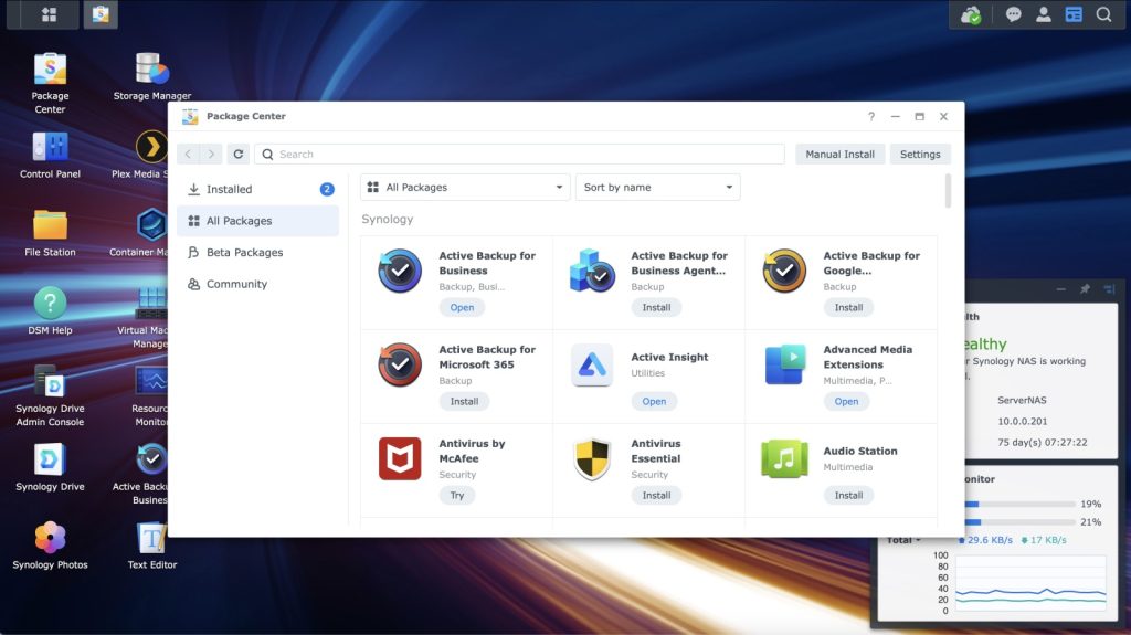 Рабочий стол Synology NAS с открытым Центром пакетов, показывающий инструменты резервного копирования, антивирус и мультимедийные расширения