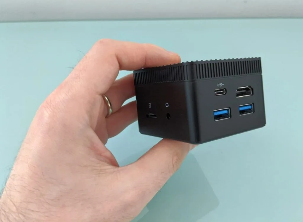 Как выбрать идеальный Mini PC (Мини ПК) и не пожалеть? Компактный компьютер в руке человека