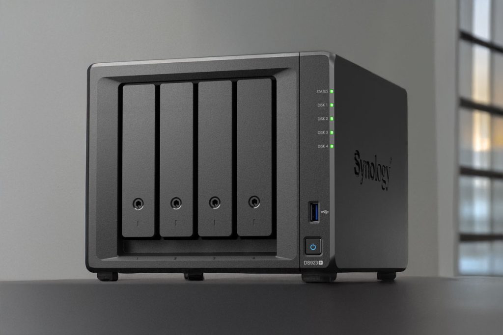 Synology DS923+ NAS с четырьмя отсеками для дисков и индикаторами состояния.