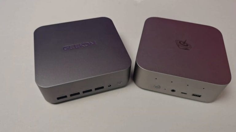 Два мини-пк с USB портами и различными логотипами