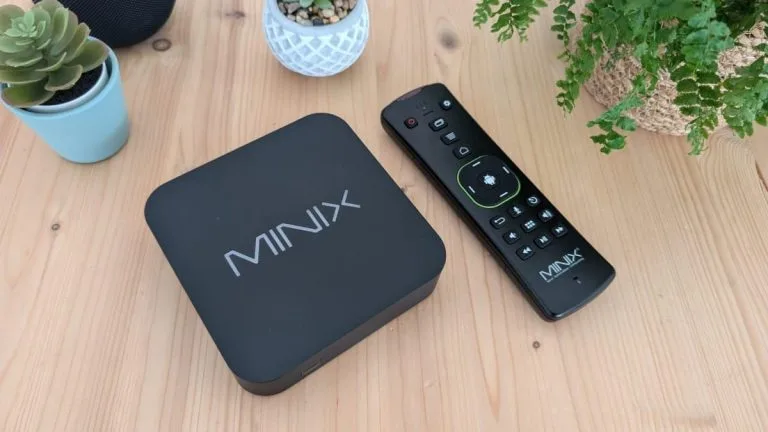 MINIX U8K-Ultra с удаленным управлением на деревянном столе