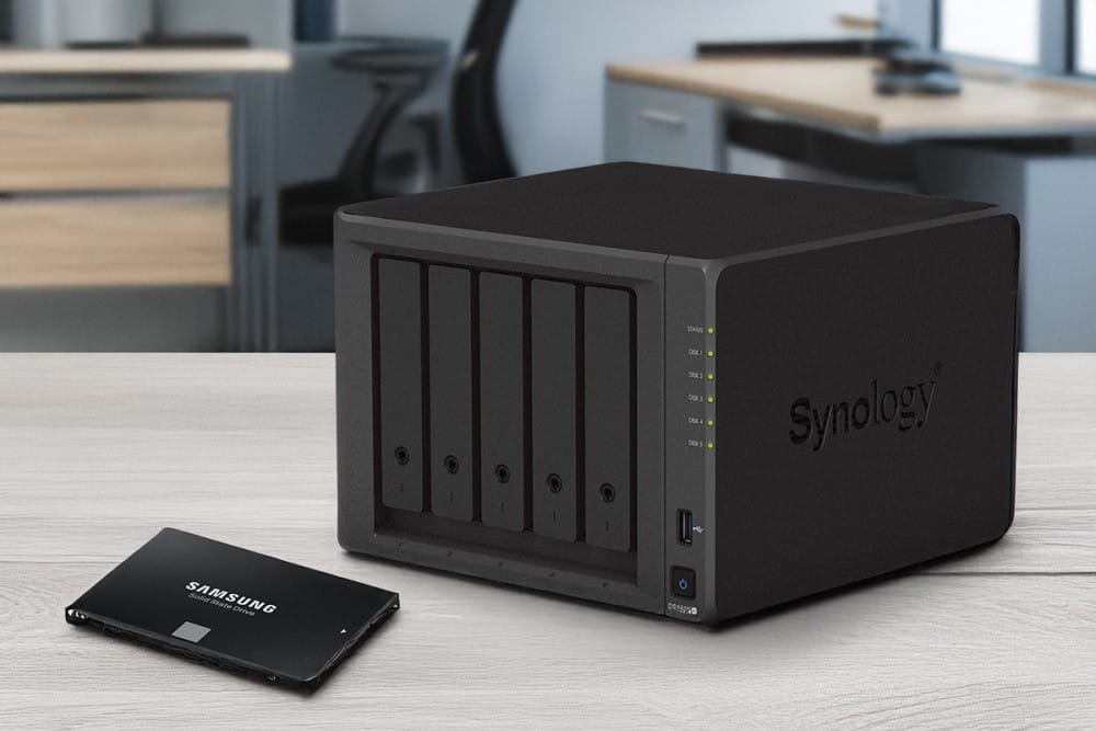 Устройство Synology NAS с SSD Samsung SATA на столе, готовым к установке.