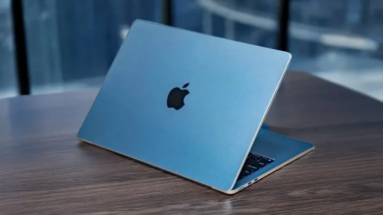 MacBook Air M4 – лучший ноутбук за свои деньги? Полный обзор!Элегантный синий ноутбук Apple на деревянном столе с минималистичным дизайном и знаменитым логотипом.