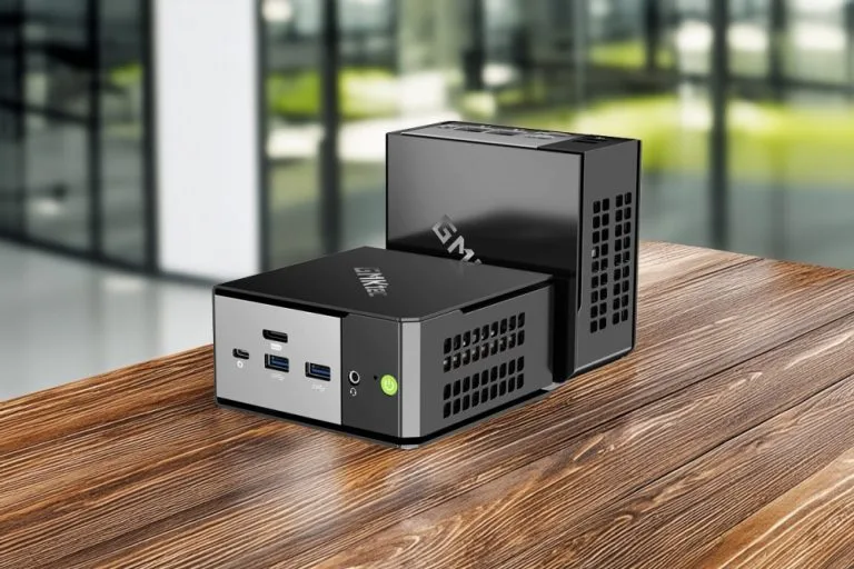Компактный настольный компьютер GMKtec EVO-X1 с несколькими портами USB и стильным дизайном на деревянном столе.