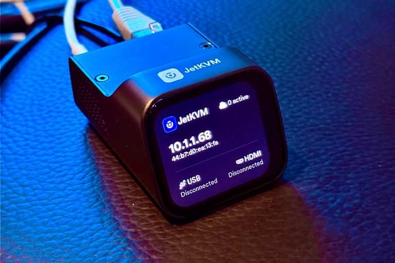 Устройство JetKVM, отображающее состояние сети и подключения, включая порты USB и HDMI.