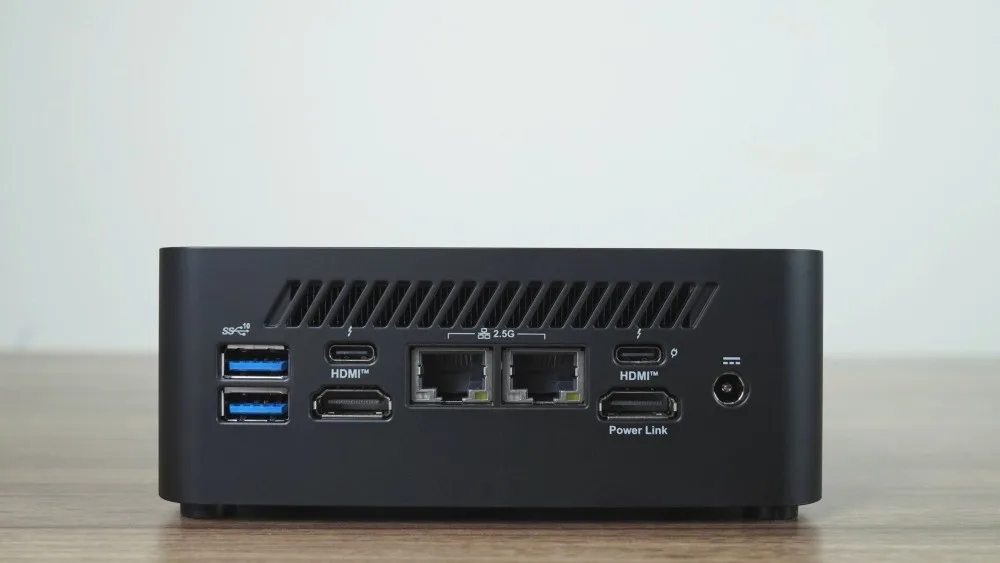 Компактный мини-компьютер с различными портами, включая USB и HDMI, идеально подходящий для дома или офиса.