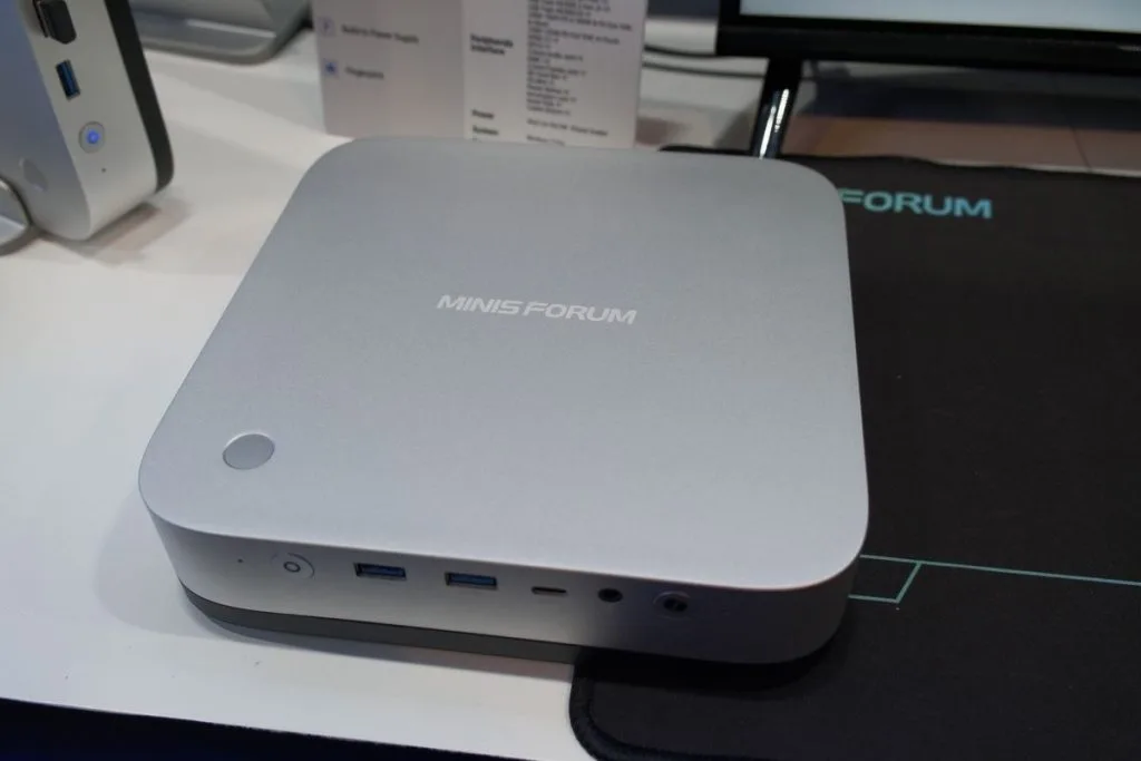 Компактный мини-ПК Minisforum AI X1 Pro демонстрирует современный дизайн и USB-порты.