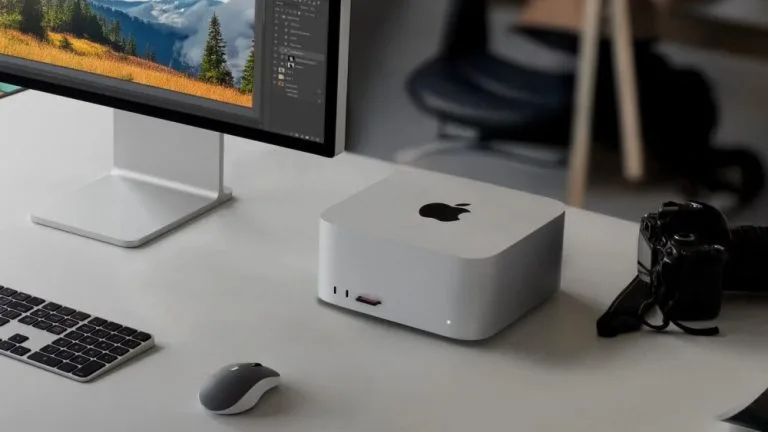 Обзор Mac Studio M3 Ultra: абсолютная мощь, но для кого?Современная рабочая станция с настольным компьютером Apple Mac studio, монитором, клавиатурой и камерой на стильном столе.